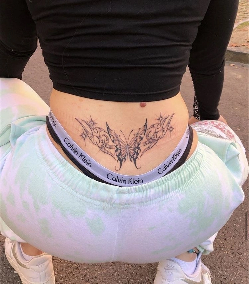 Bức ảnh hình xăm succubus với đôi sừng ma quỷ nhỏ