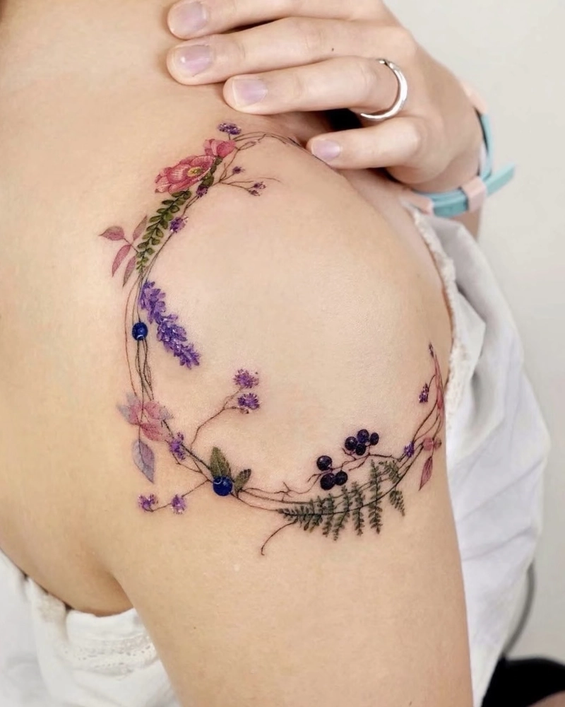 Bức ảnh hình xăm vai nữ cùng họa tiết thanh lịch