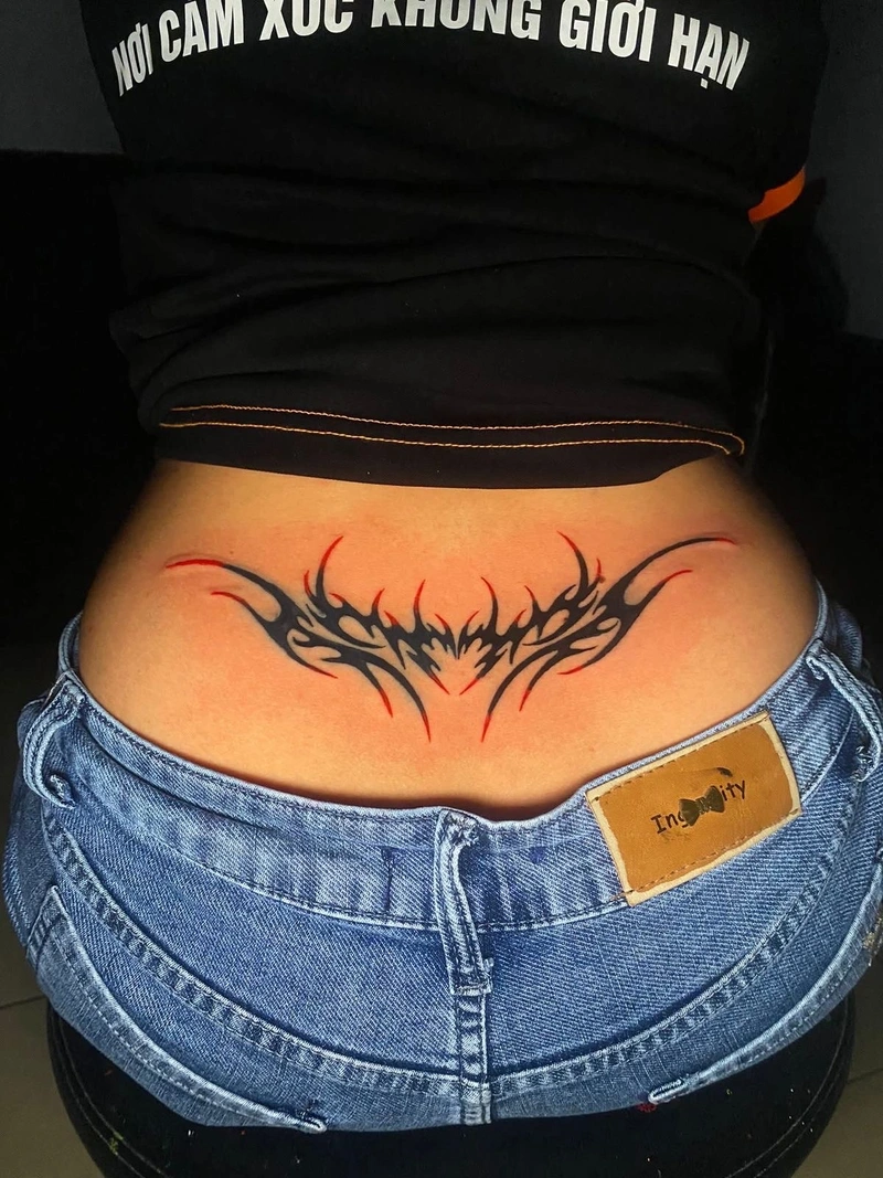 Bức hình tattoo succubus mang ánh nhìn ma mị cuốn hút