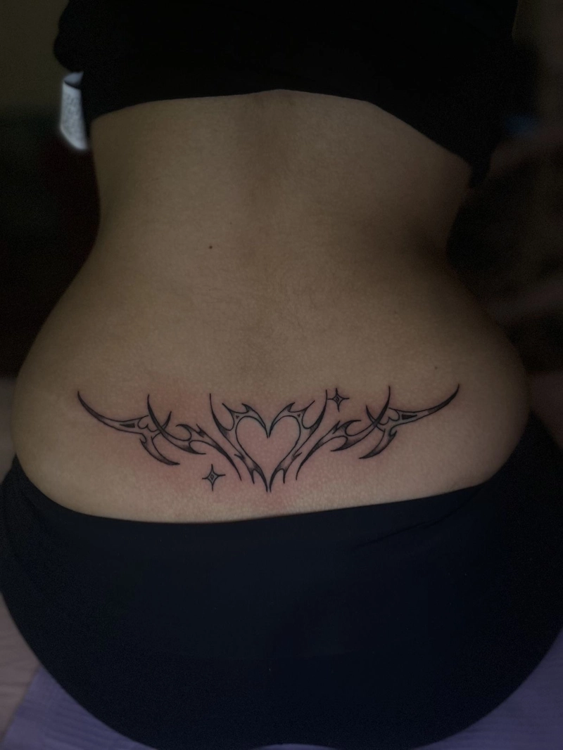 Bức hình tattoo succubus với đường nét mềm mại sexy