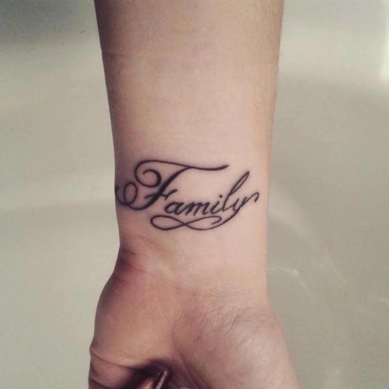 Chữ family cách điệu nổi bật trong tattoo chữ