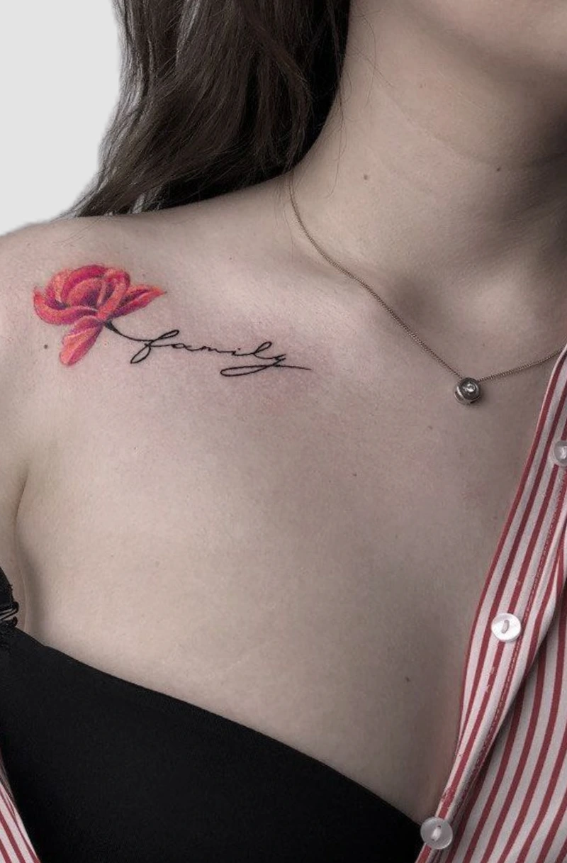 Dòng chữ family nổi bật trên tattoo cánh tay