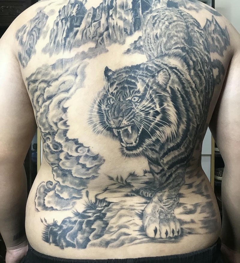 Hình ảnh hình xăm hổ xuống núi ngầu cuốn hút