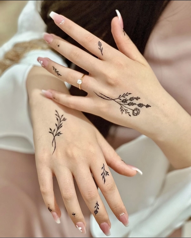 Hình ảnh hình xăm ngón tay nữ tạo điểm nhấn cá tính