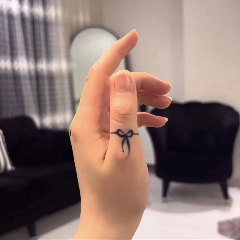 Hình ảnh hình xăm ngón tay nữ với nét mực thanh mảnh