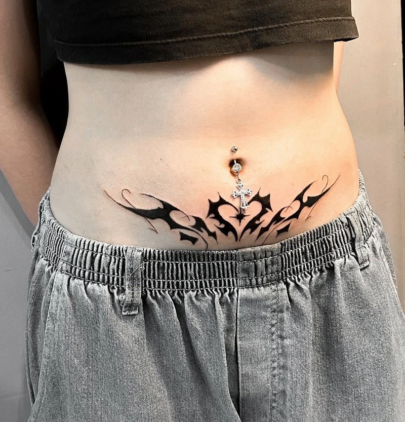 Hình ảnh hình xăm succubus cùng đôi cánh đen huyền bí