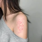 Hình xăm con thỏ của pinky dễ thương ở vai