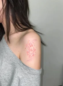 Hình xăm con thỏ của pinky dễ thương ở vai