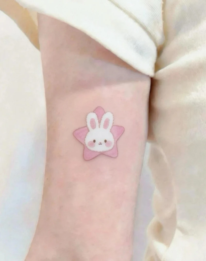Hình xăm con thỏ của pinky ở cổ tay nhỏ xinh
