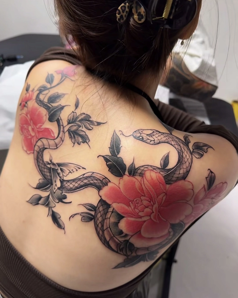 Hình xăm lưng nữ cùng đường nét mềm mại tinh tế