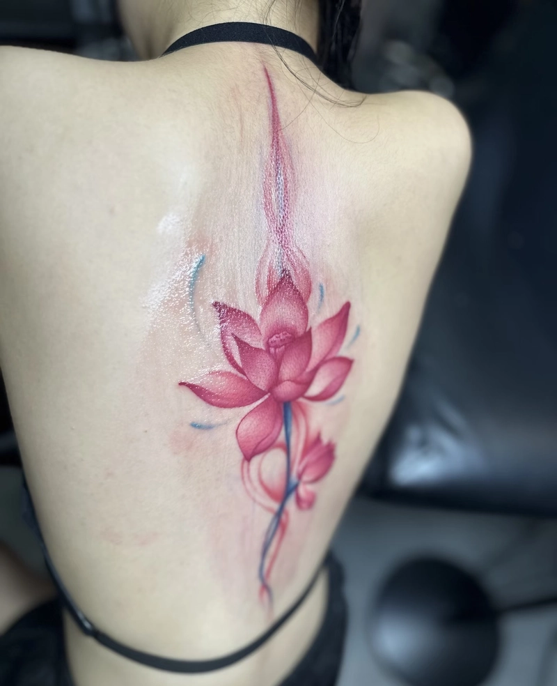 Hình xăm lưng nữ cùng đường nét sắc sảo cuốn hút