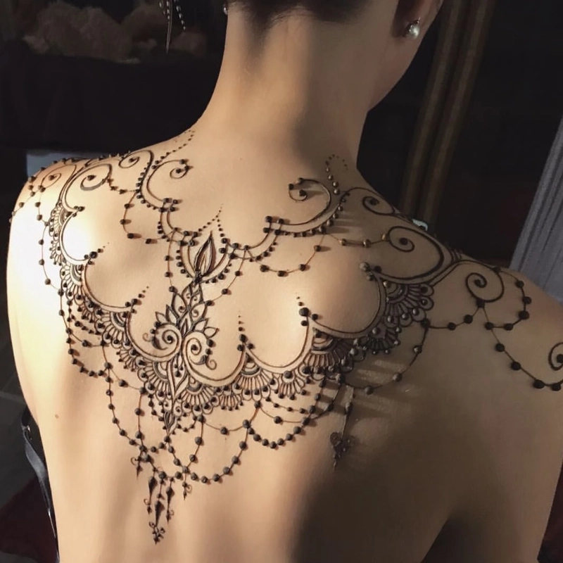 Hình xăm lưng nữ phong cách hiện đại giàu thẩm mỹ