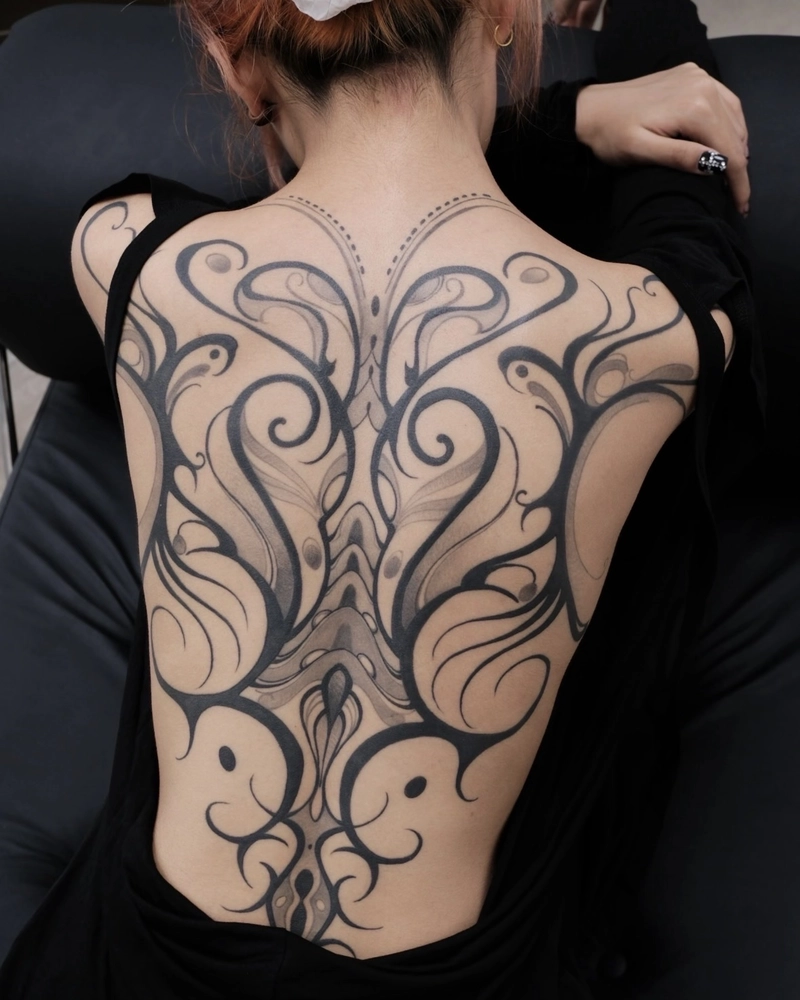 Hình xăm lưng nữ với bố cục nghệ thuật cân đối