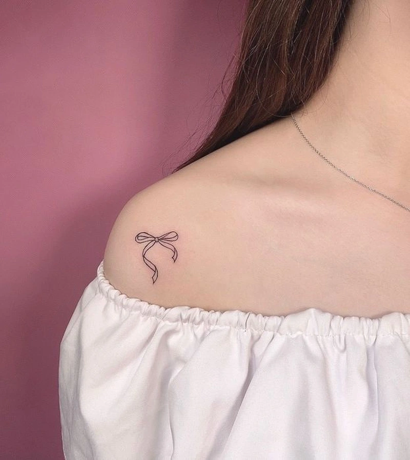 Hình xăm nơ mini với tạo hình chiếc nơ nhỏ đáng yêu