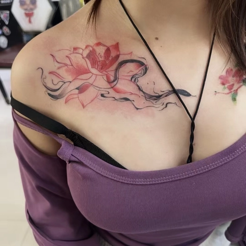 Hình xăm ở ngực cho nữ trải rộng dưới xương quai xanh