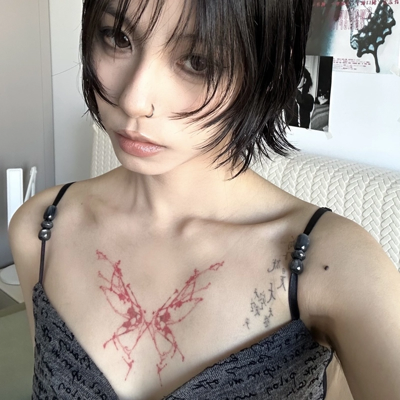 Hình xăm ở ngực cho nữ với nét vẽ trải ngang cơ thể