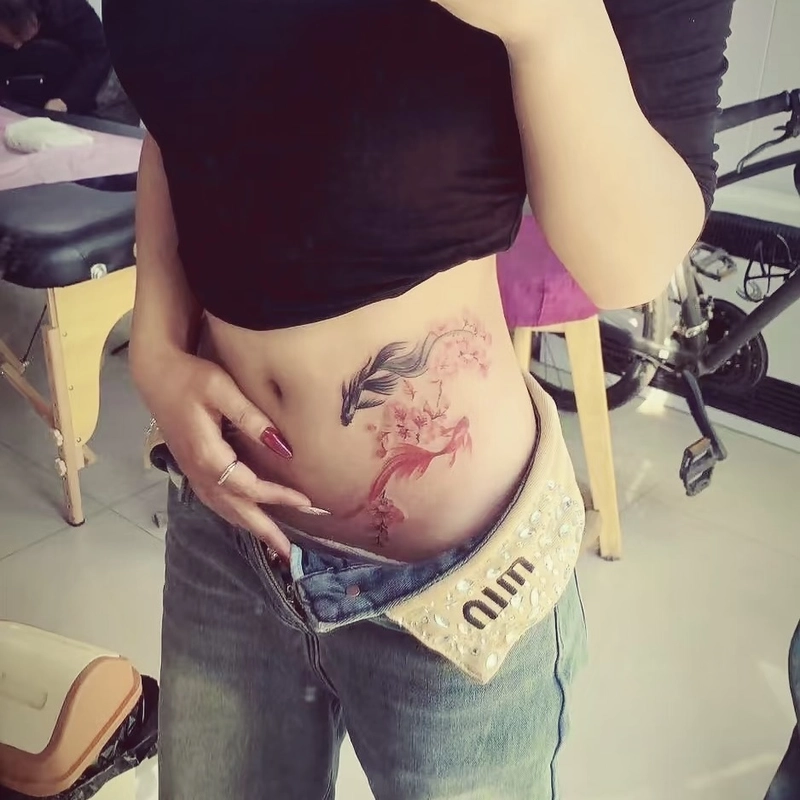 Hình xăm thắt lưng nữ cùng các nét vẽ nối tiếp nhau
