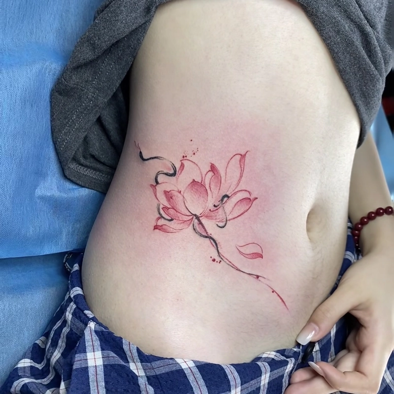 Hình xăm thắt lưng nữ kết hợp hoa và lá cách điệu