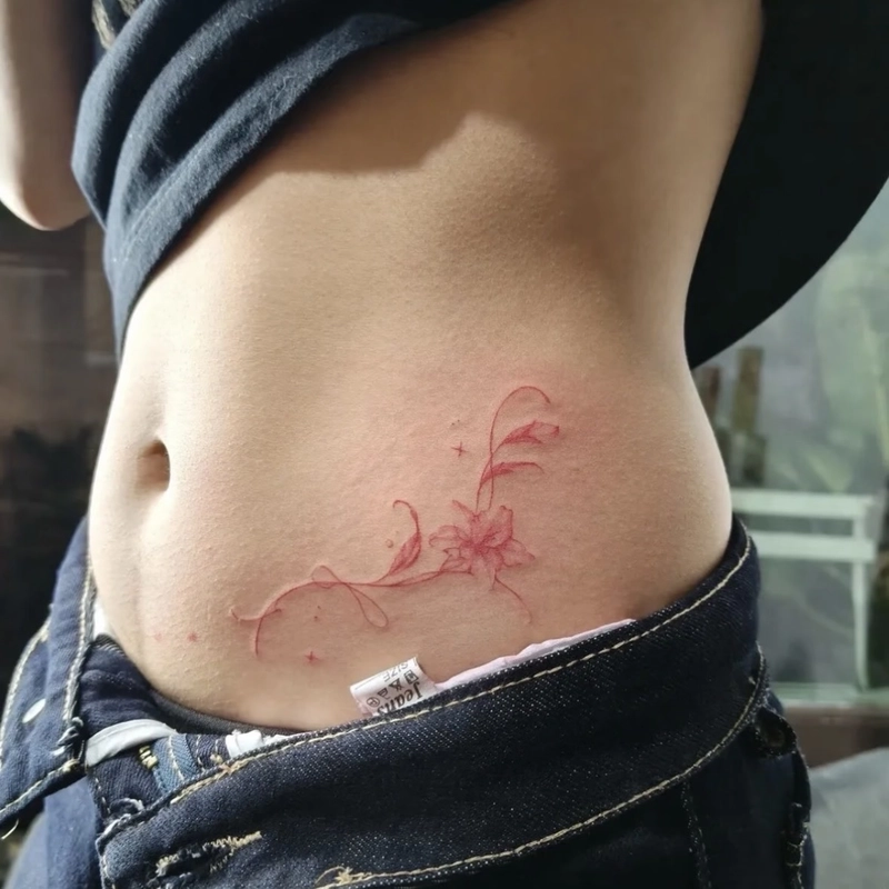 Hình xăm thắt lưng nữ kết hợp nhiều chi tiết mềm mại