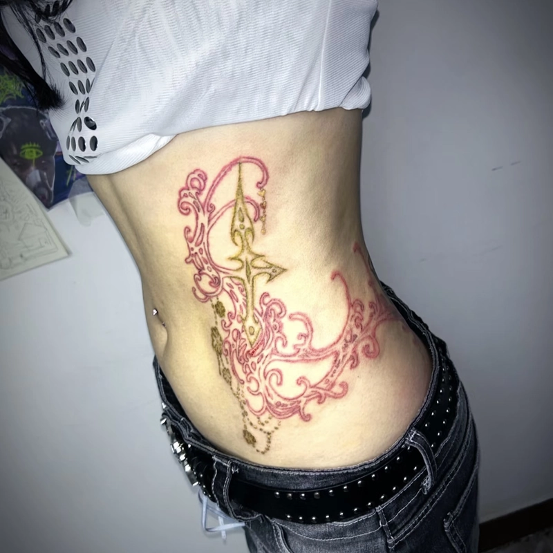 Hình xăm thắt lưng nữ trải đều từ hông sang hông