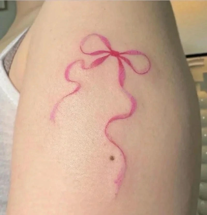 Kiểu xăm nơ mini hợp người thích tattoo tối giản