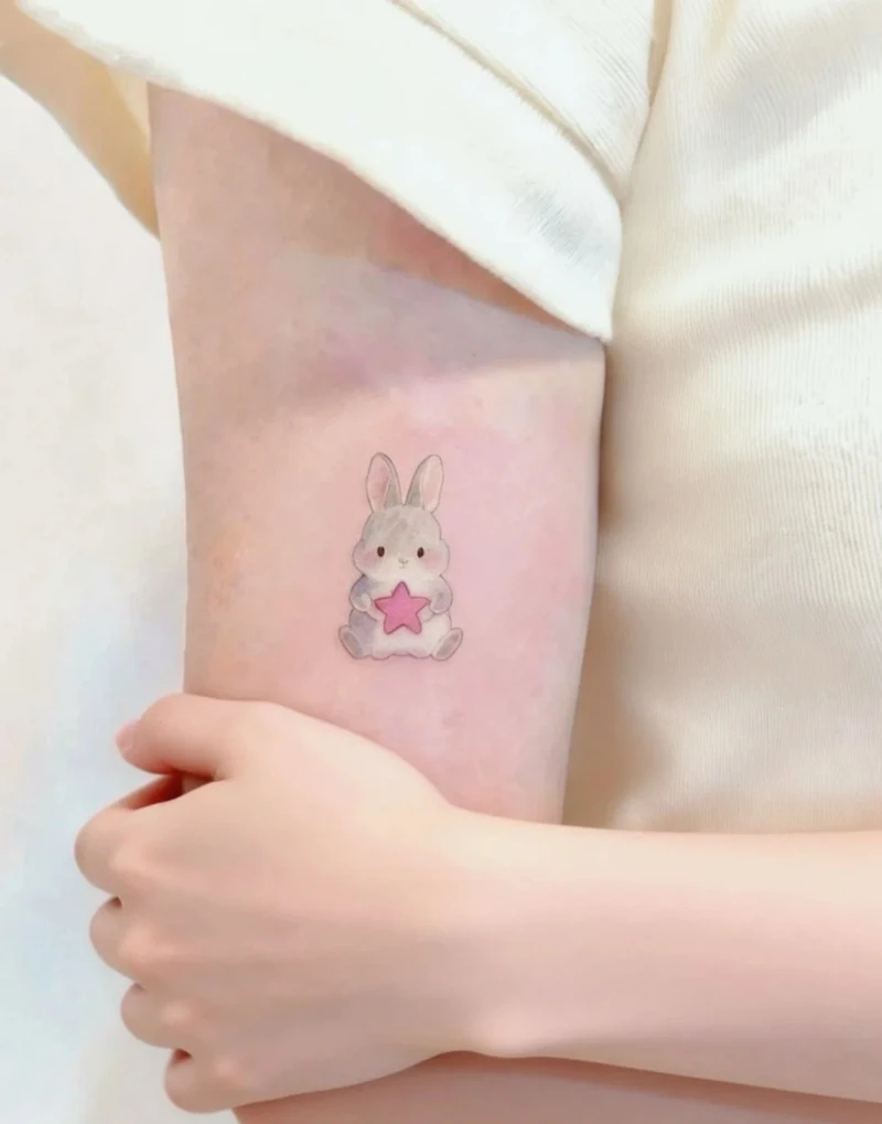 Mẫu hình xăm con thỏ của pinky tinh tế từng nét