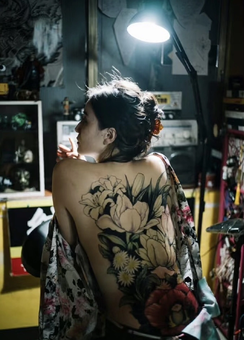 Mẫu hình xăm lưng nữ cùng thiết kế hài hòa nghệ thuật