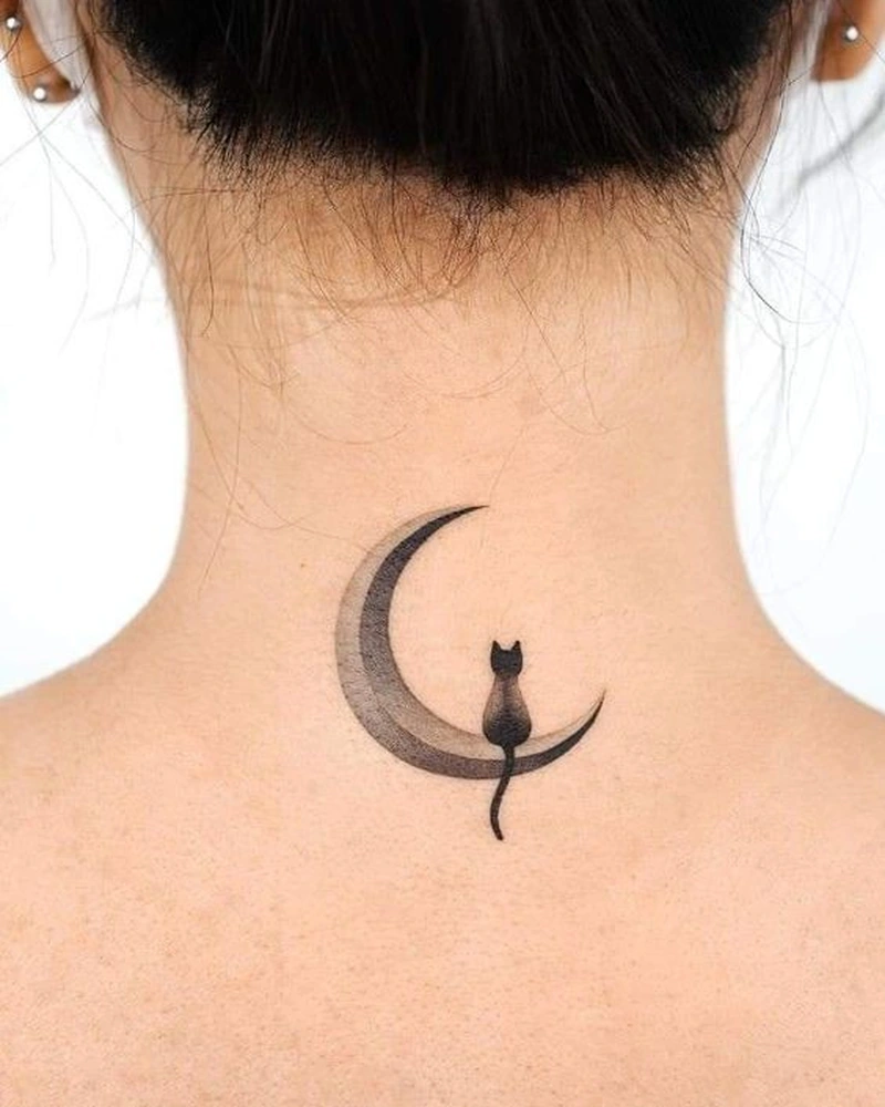 Nét tattoo mềm mại tạo điểm nhấn cho mèo mini cute