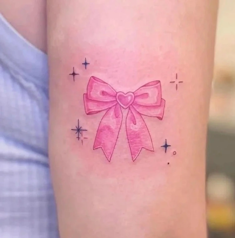 Nét xăm ribbon nhỏ tạo điểm nhấn cho tattoo nữ