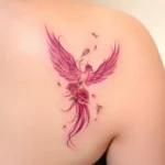 Nữ xăm hình phượng hoàng lửa ở vai