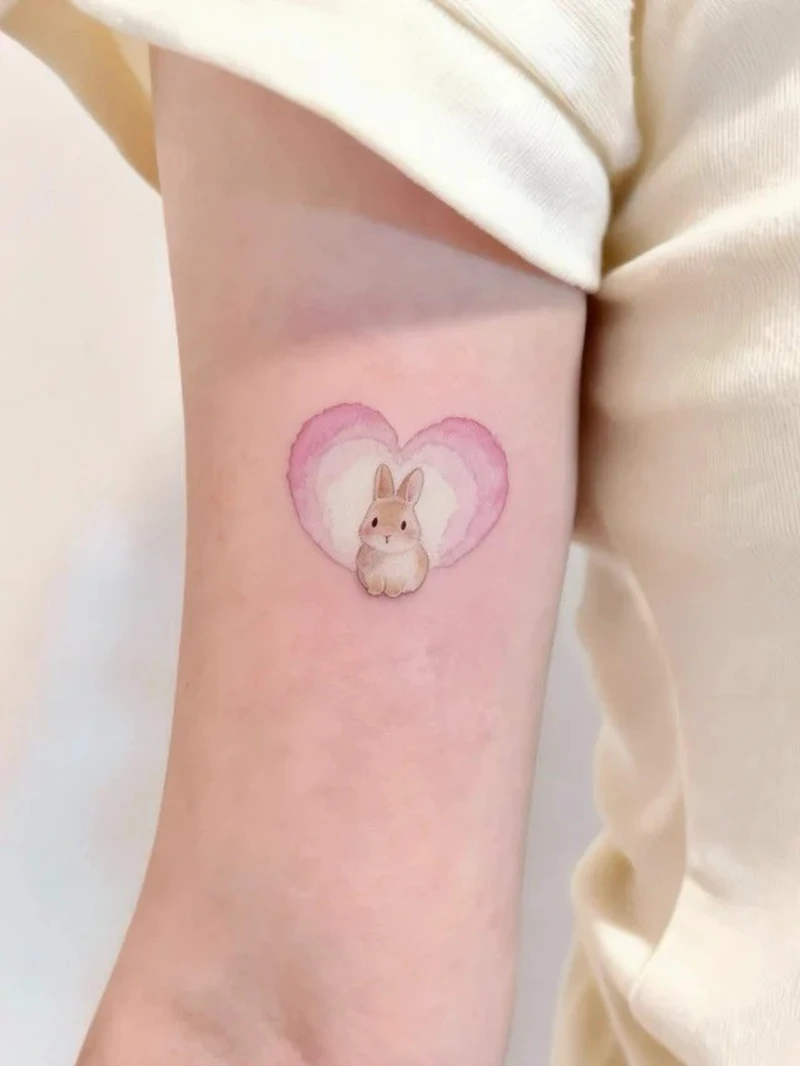 Pinky có hình xăm con thỏ rất đáng yêu