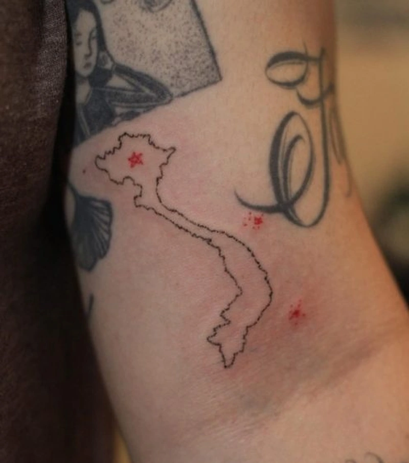 Tattoo bản đồ Việt Nam đen trắng phong cách mạnh mẽ