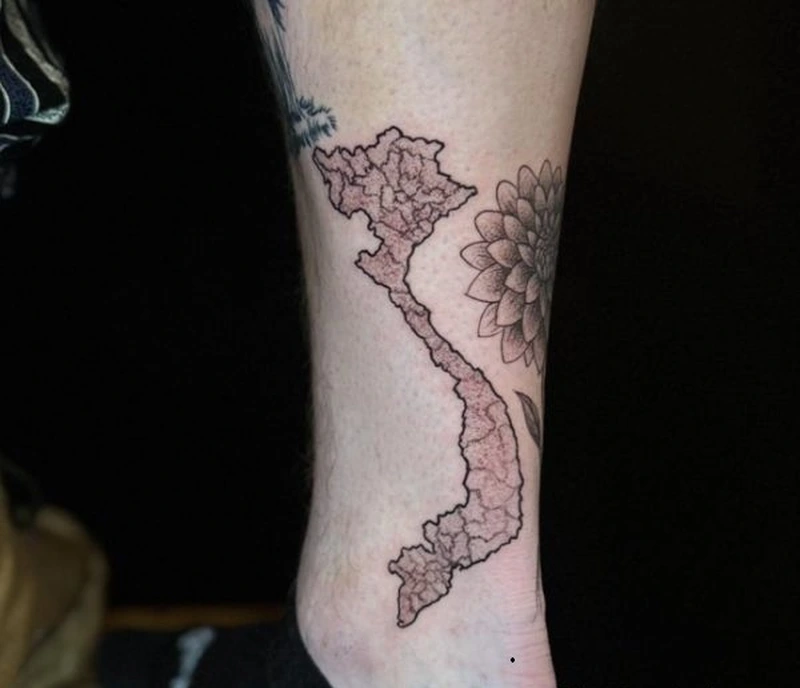 Tattoo bản đồ Việt Nam nghệ thuật trên bắp tay