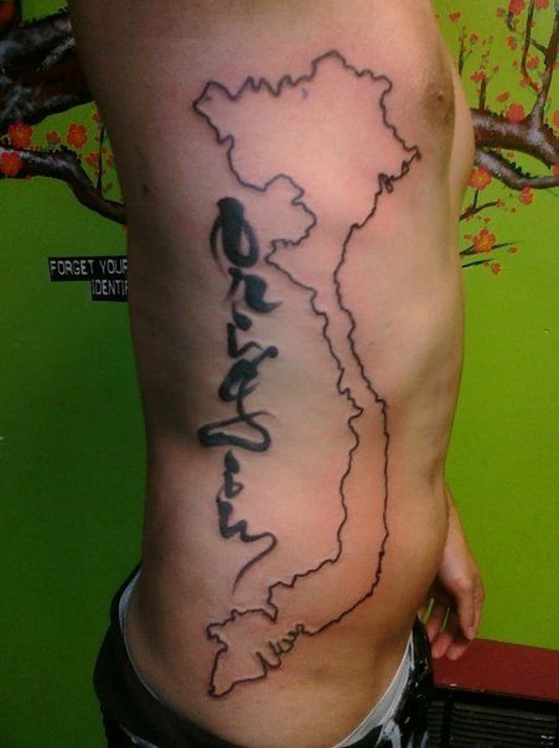 Tattoo bản đồ Việt Nam nổi bật trên bắp tay nam