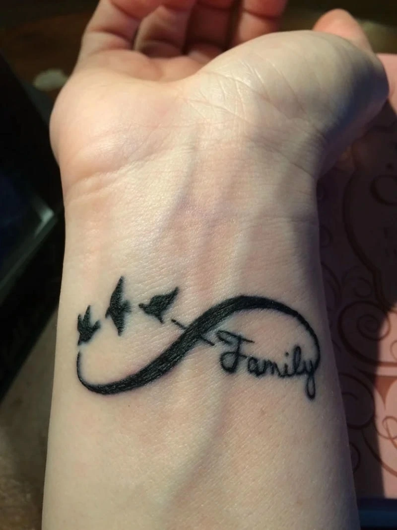 Tattoo family nghệ thuật với phong cách tối giản