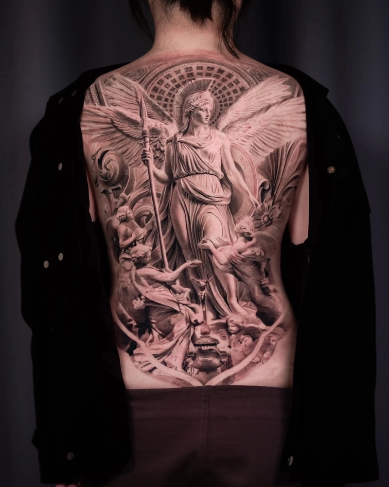 Tattoo full lưng nữ mang vẻ đẹp mềm mại sức hút