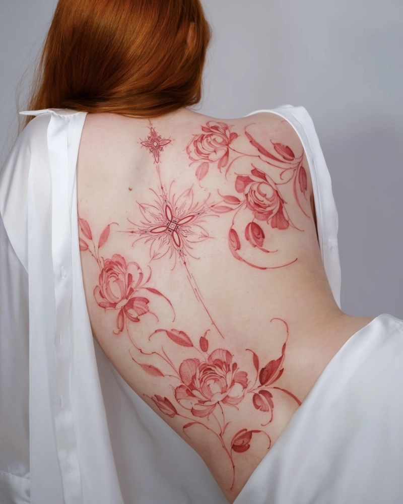 Tattoo full lưng nữ thể hiện phong cách đầy thẩm mỹ