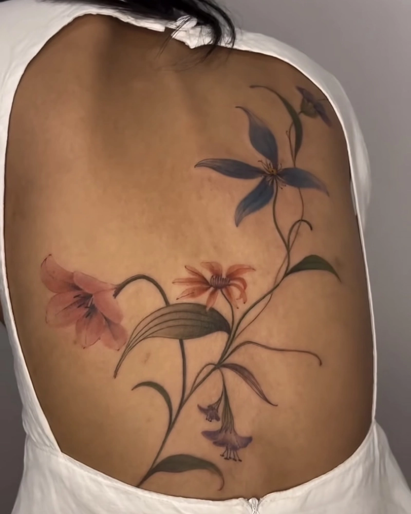 Tattoo full lưng nữ với vẻ đẹp mềm mại thanh lịch