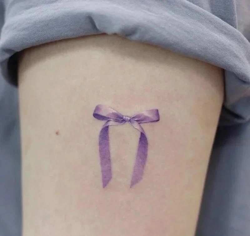 Tattoo nơ mini cùng thiết kế ribbon nhỏ tinh tế