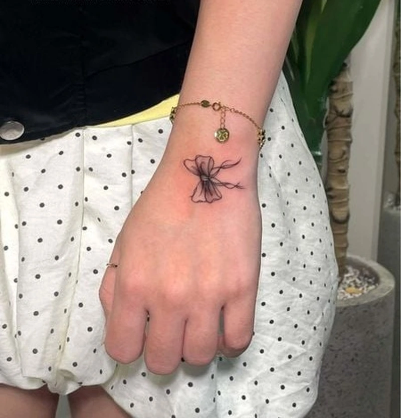Tattoo nơ mini mang phong cách trẻ trung nhẹ nhàng