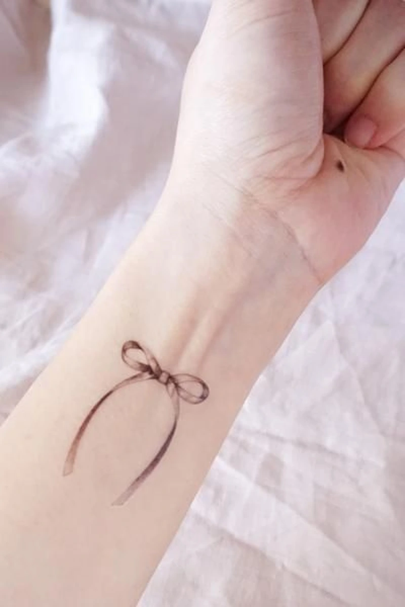 Tattoo nơ mini nổi bật với nét vẽ tối giản đẹp mắt