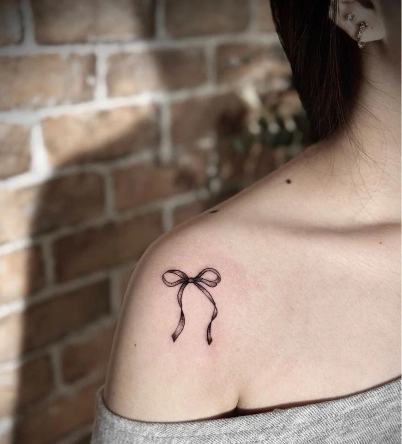 Tattoo nữ nhỏ gọn nổi bật cùng hình nơ mini