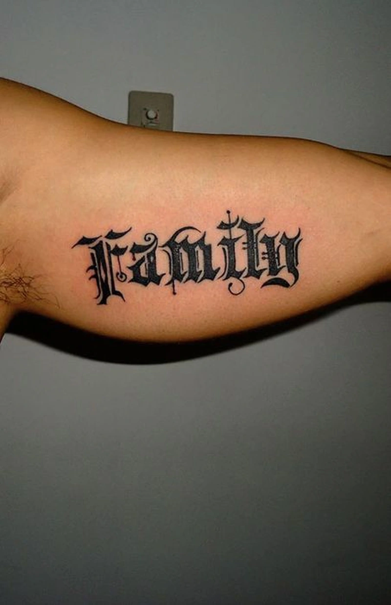Thiết kế tattoo family nhỏ gọn trên cổ tay