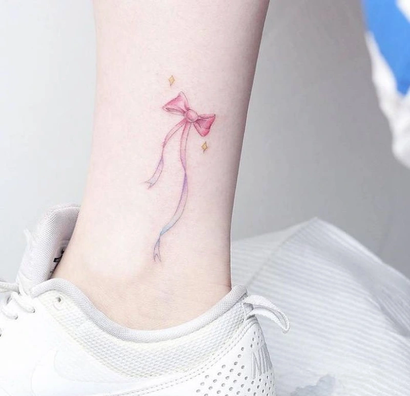 Xăm hình nơ mini cùng nét tattoo nhỏ gọn tinh tế