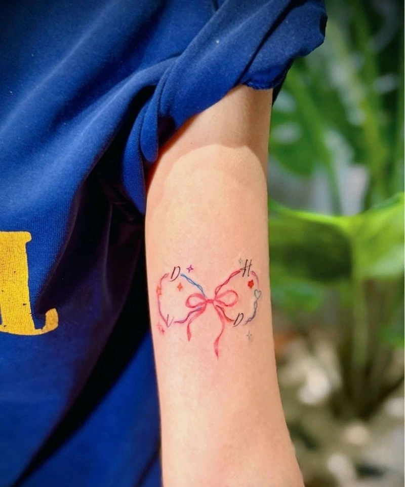 Xăm mắt cá mini nổi bật với tattoo hình chiếc nơ