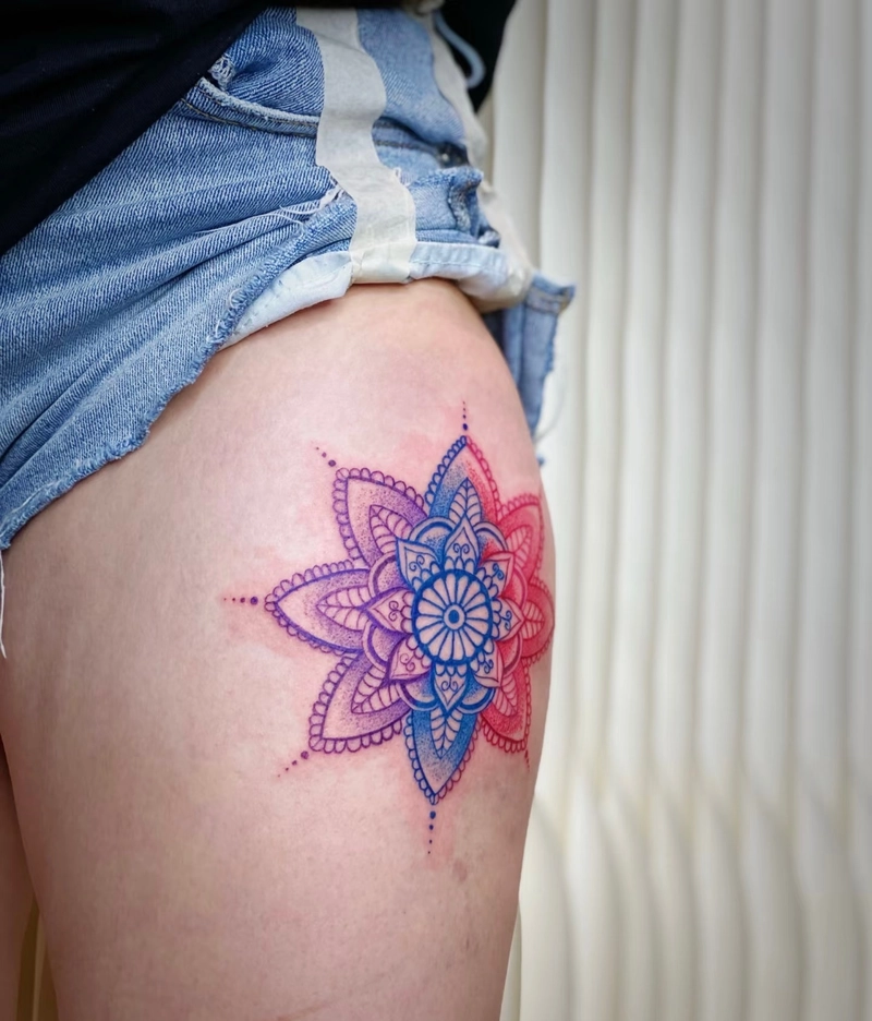 ảnh hình xăm mandala đóa hoa tím bên hông