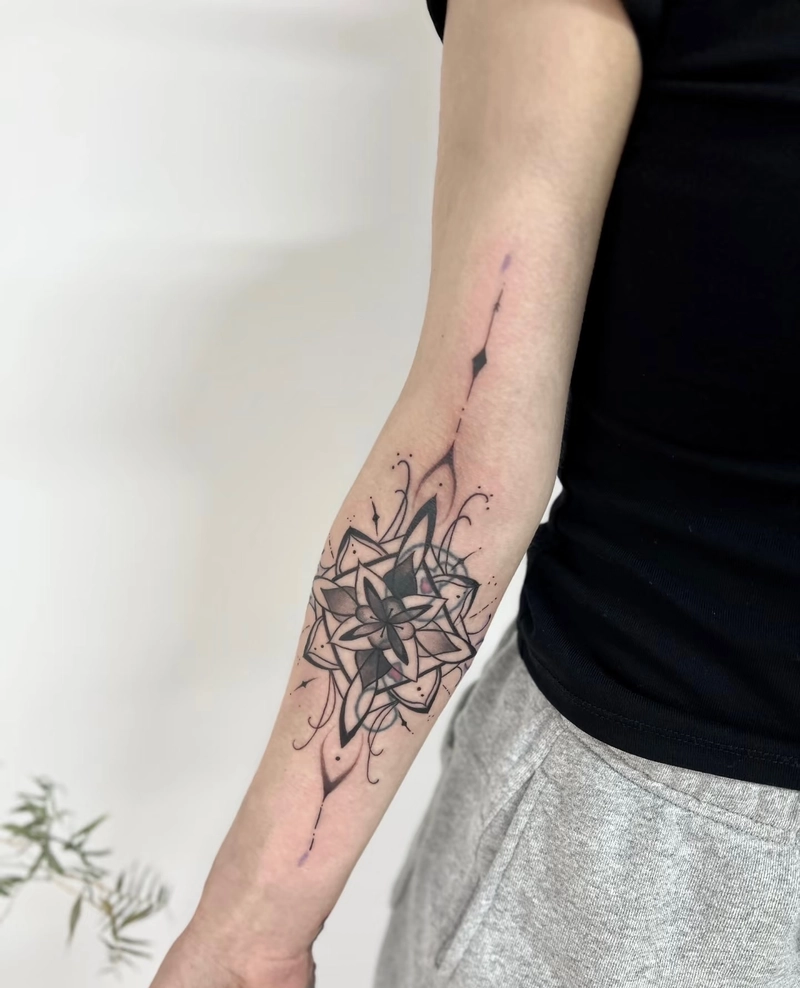 ảnh hình xăm mandala mảnh dọc cánh tay