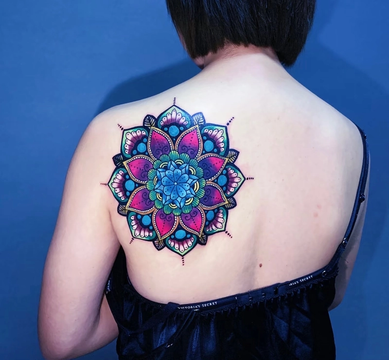 ảnh hình xăm mandala màu sắc rực rỡ sau lưng