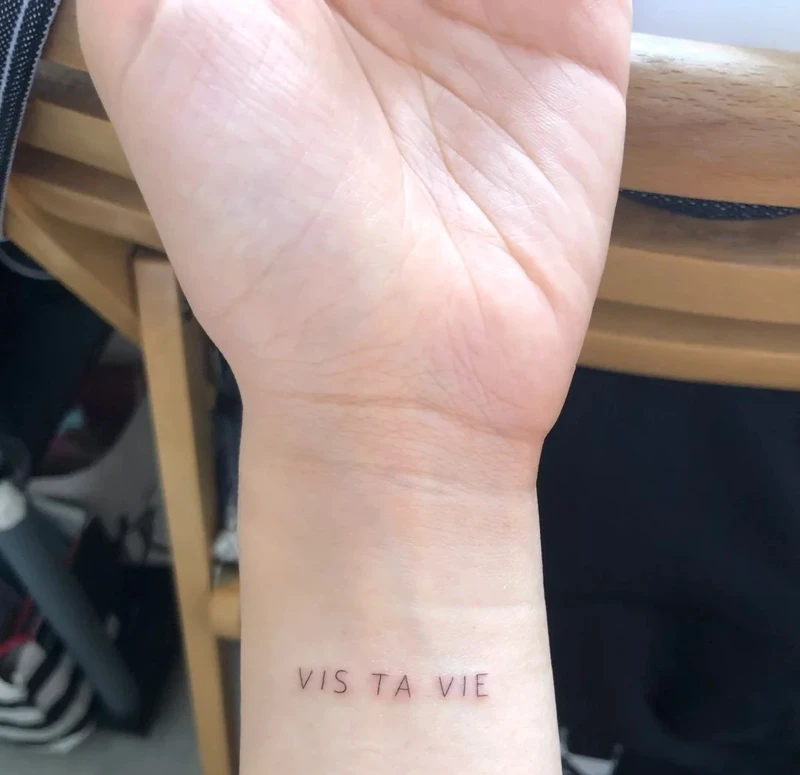 cổ tay nữ hình xăm cá tính