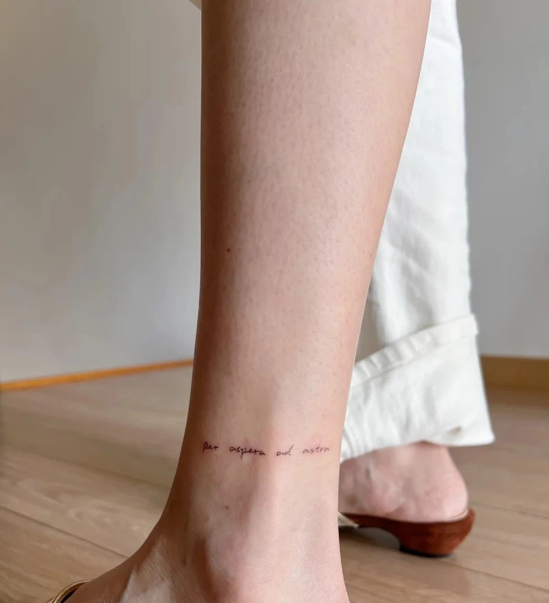 hình xăm cổ chân đơn giản tinh tế
